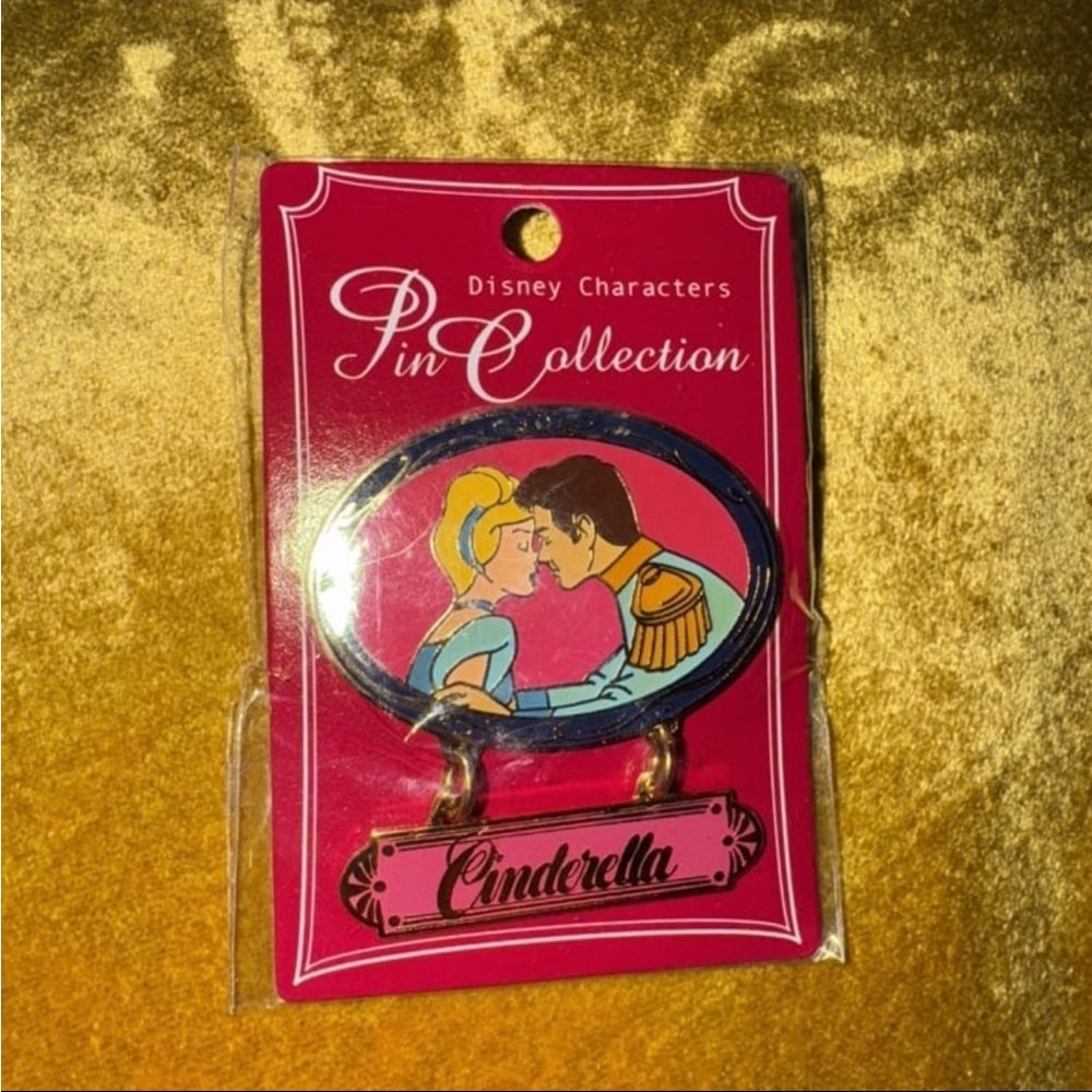 Cinderella & Prince Charming Sweet Kiss Pin NEW
